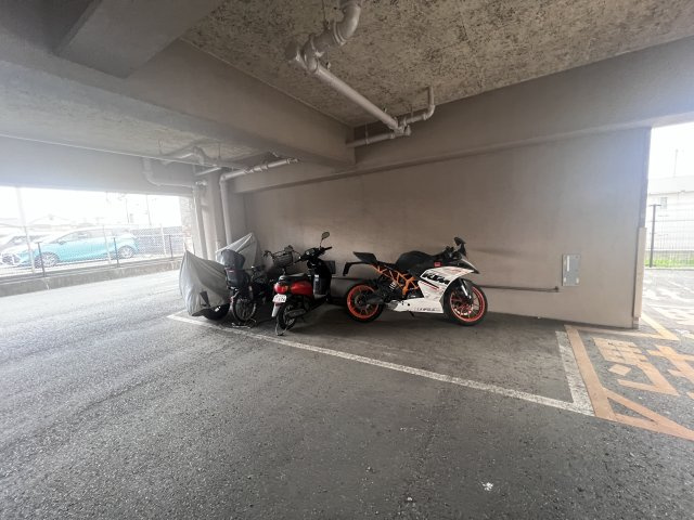 山口市旭通り１丁目の賃貸マンションの駐車場