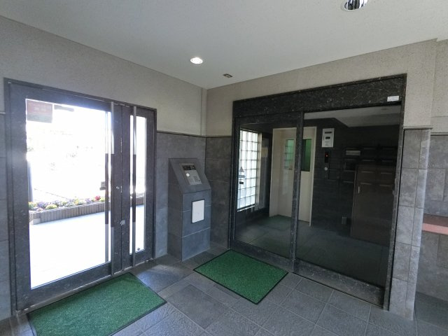 ヤサカハイム市川のエントランス