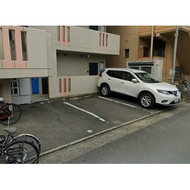 ロワールハイツの駐車場|駐車場があるので、車を買う予定の方も安心です