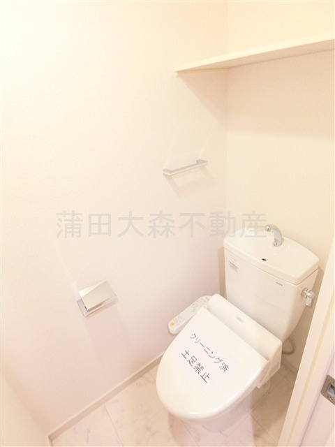 ヴァレッシア蒲田シティのトイレ|棚と温水暖房便座付きトイレ