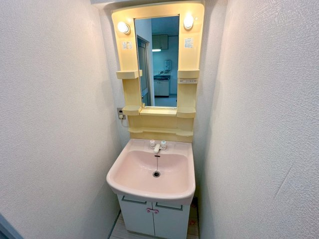 成光マンションの独立洗面台