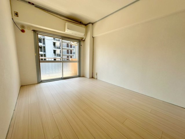成光マンションの洋室