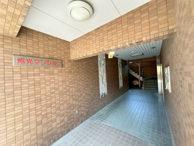 成光マンションのエントランス