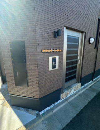 東村山市野口町１丁目のアパートのエントランス