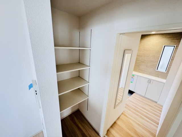流山市東深井新築戸建【東深井小学校:10分】の収納|キッチン横・パントリースペース
