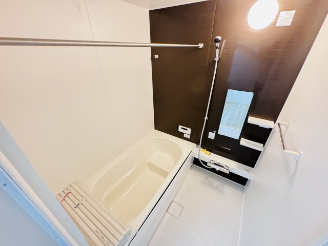 流山市東深井新築戸建【東深井小学校:10分】の浴室|手元で水流オンオフシャワーヘッド・足を伸ばせる広々浴槽で毎日リラックス♪