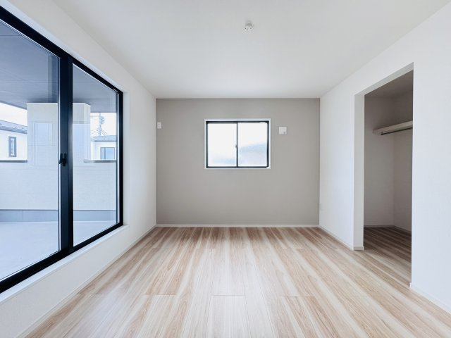 流山市東深井新築戸建【東深井小学校:10分】の寝室|8.7帖寝室・アクセントクロス・南側バルコニー前の明るいお部屋です♪