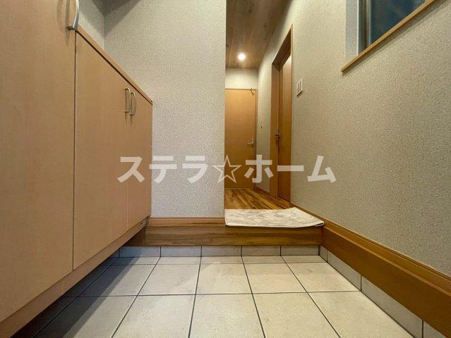 服部南町5 中古戸建の玄関|収納もある玄関です