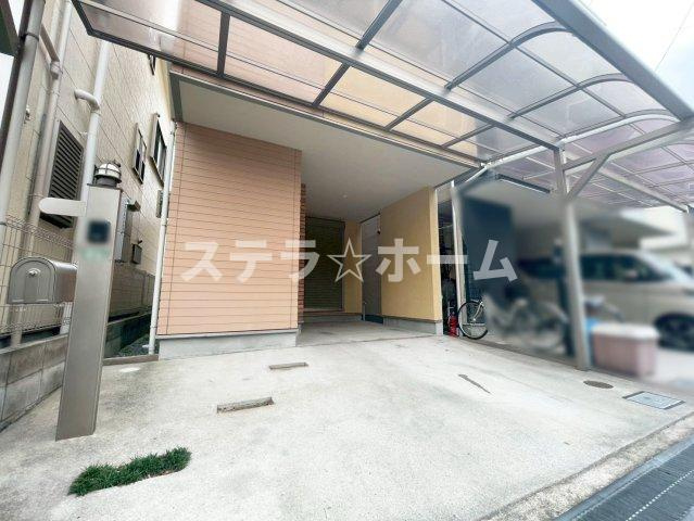 服部南町5 中古戸建の駐車場|駐車場に車を止められます