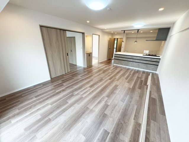 白川高層住宅11号棟の居間・リビング|広々サイズのLDK約２０.０帖です。（家具なし）
