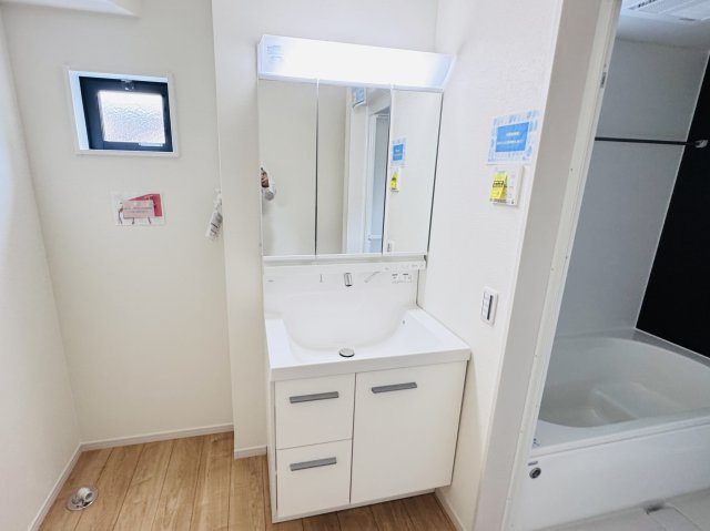 流山市江戸川台東４丁目新築戸建【江戸川台小学校:8分】の独立洗面台|シャワーヘッド付き三面鏡洗面化粧台