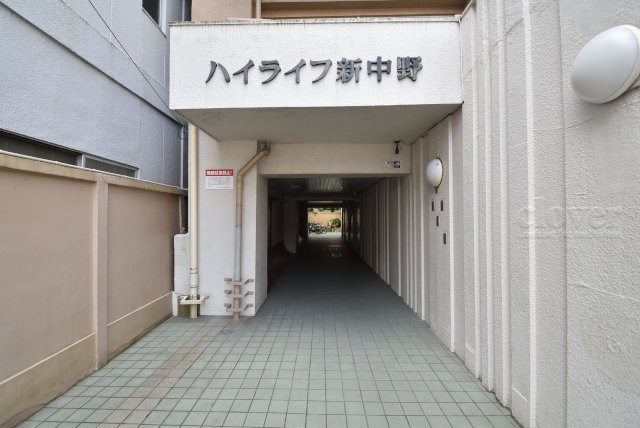 【エントランス】 | ハイライフ新中野 | マンションの正面エントランス。出入りする人間を癒してくれるマンション入り口であり、その建物の「顔」でもあります。～即日のご見学可能～　お問合せはお気軽にどうぞ。