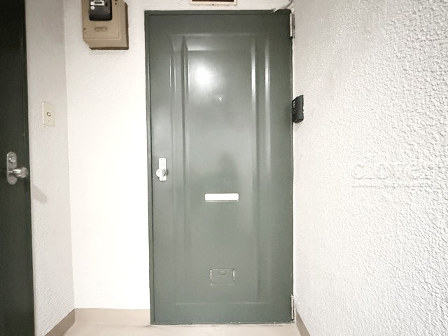 【その他共用部分】 | ハイライフ新中野 | 皆様をお迎えする、お部屋の玄関ドア。開けやすさや開放角度、ドアノブの操作しやすさや鍵の形状などを、現地で一度ご確認ください。～即日のご見学可能～　お問合せはお気軽にどうぞ。