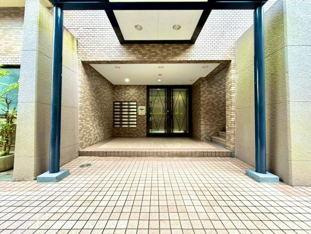 磯子北パーク・ホームズのエントランス|マンションの品格を感じさせるエントランス空間。