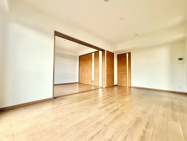 磯子北パーク・ホームズの居間・リビング|ナチュラルな素材感が心地よいリビングは、長く住むほどに愛着が深まる落ち着いた住空間です。