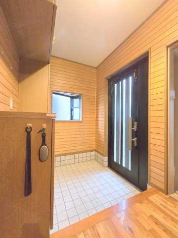 羽村市神明台1丁目　中古戸建の玄関|リフォーム前写真