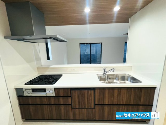 【本日ご案内可能】愛知郡東郷町御岳一丁目　全2棟のキッチン|【キッチン】
◆同時にたくさんの料理が調理できる3口コンロ。「焼く・蒸す・煮る」の工程を同時進行で進めることができるので、料理を素早く作ることができます。
◆洗い物の時短に繋がる食洗機付きです。　　　