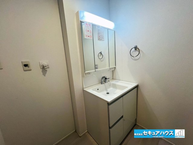 【本日ご案内可能】愛知郡東郷町御岳一丁目　全2棟の独立洗面台|【洗面台】
◆鏡の裏にはたっぷりと収納スペースを標準装備！
◆電源を付属しているのでドライヤーなど利用できます。
◆洗面台下の収納には洗剤やシャンプーなどのストックをしまうことができます。　　　　　　