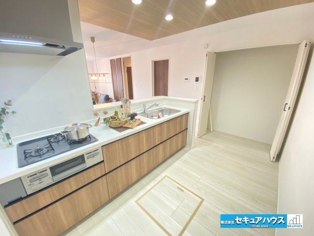 【同施工物件ご案内可能】愛知郡東郷町御岳一丁目　全2棟のキッチン|【キッチンイメージ】
◆同時にたくさんの料理が調理できる。「焼く・蒸す・煮る」の工程を同時進行で進めることができるので、料理を素早く作ることができます。育児でバタバタ忙しいママに嬉しい♪
