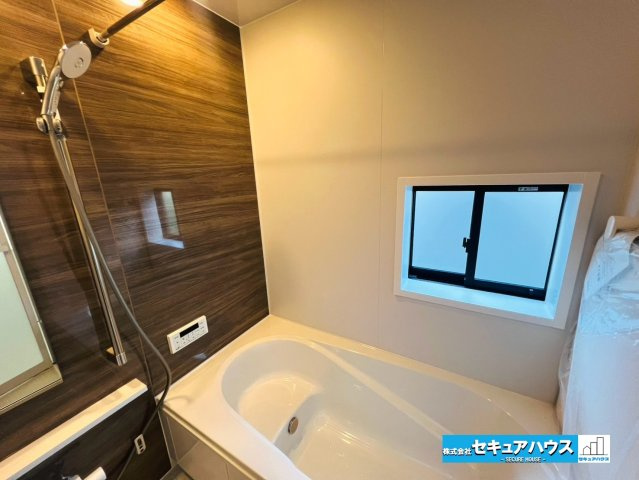 【本日ご案内可能】愛知郡東郷町御岳一丁目　全2棟の浴室|【浴室】
◆アクセントパネルで落ち着きのある雰囲気を演出します。毎日の疲れを癒やすバスタイムをお楽しみ下さい！
◆窓付きで、カビの繁殖を抑える効果があります。
◆追い炊き機能を備えたオートバスです。　