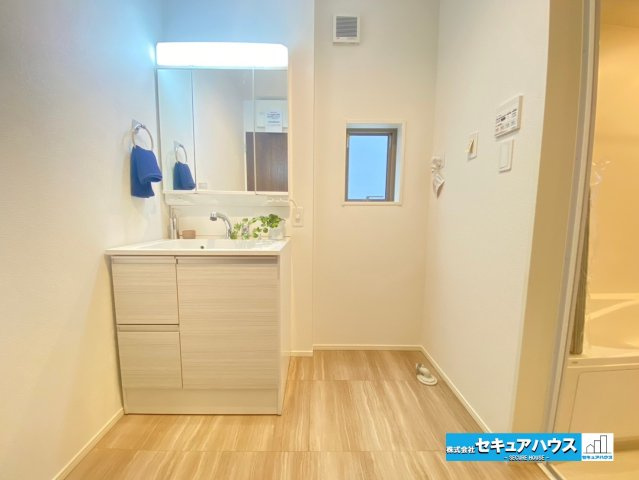 【同施工物件ご案内可能】愛知郡東郷町御岳一丁目　全2棟の玄関|【洗面台イメージ】
◆鏡の裏にはたっぷりと収納スペースを標準装備！
◆電源を付属しているのでドライヤーなど利用できます。