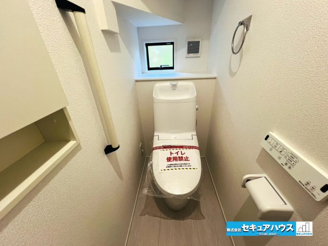【本日ご案内可能】愛知郡東郷町御岳一丁目　全2棟のトイレ|【高機能トイレ】
◆高機能トイレの多くは便器のフタの開閉が自動であり、使用後に手動で水を流す面倒もなく非常に便利です。スタイリッシュな見た目で、お掃除しやすく、節水効果が高いです。　　　　　　　　　　