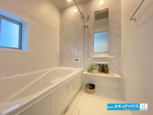 【同施工物件ご案内可能】愛知郡東郷町御岳一丁目　全2棟の浴室|【浴室イメージ】
◆アクセントパネルで落ち着きのある雰囲気を演出します。毎日の疲れを癒やすバスタイムをお楽しみ下さい！
◆窓付きで、カビの繁殖を抑える効果があります。