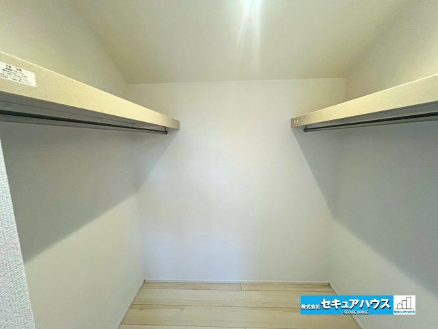【本日ご案内可能】愛知郡東郷町御岳一丁目　全2棟の収納|【洋室6帖のウォークインクローゼット】
◆両側にハンガーパイプと棚が設置されているため沢山のお洋服や荷物をしまうことができます。
◆ダウンライト付きのため明るいところでお洋服を選ぶことができます。　　