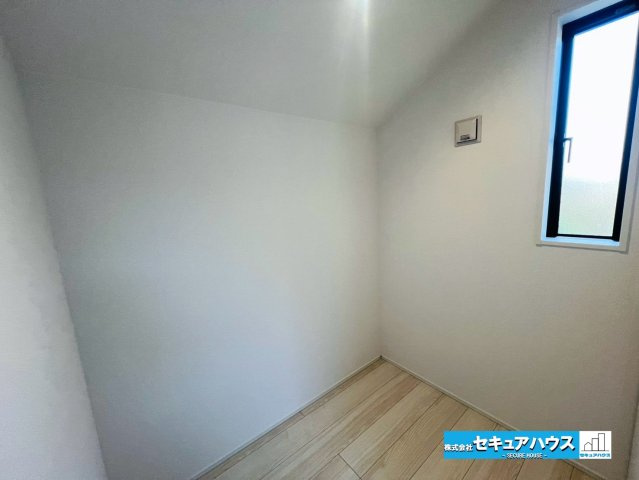 【本日ご案内可能】愛知郡東郷町御岳一丁目　全2棟の収納|【洋室6帖の収納スペース】
◆ウォークインクローゼットと合わせて広々とした収納スペース付きです。収納ケースを使って季節のお洋服をしまったりキャリーバッグなどの大きな荷物を収納するのに便利です♪　　　　