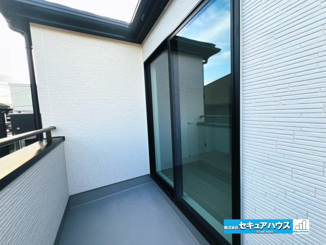 【本日ご案内可能】愛知郡東郷町御岳一丁目　全2棟のバルコニー|【洋室6帖から出られるバルコニー】
◆見晴らしもよく、太陽の温かな温もりをめいっぱい受け止めてくれます。
太陽の光と爽やかな風を受けたお洗濯物はあっという間に乾きます♪　　　　　　　　　　　　　　　　