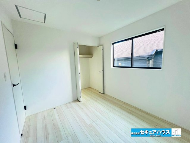 【本日ご案内可能】愛知郡東郷町御岳一丁目　全2棟の洋室|【洋室5.25帖】
◆家族一人ひとりの大切なプライベート空間。趣味に合わせて使って頂けるようシンプルに仕上げてあります。暮らし心地を大きく左右する収納を、適材適所に配置し使い勝手を考慮しました。　　　