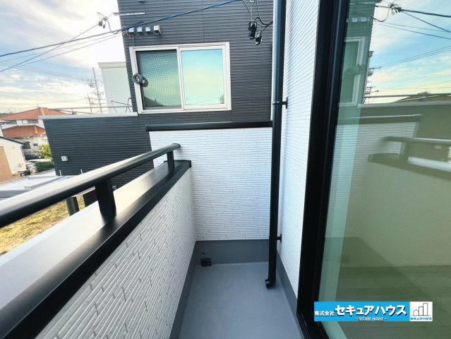 【本日ご案内可能】愛知郡東郷町御岳一丁目　全2棟のバルコニー|【洋室5.62帖から出られるバルコニー】
◆南向きを活かした2面バルコニーにより日当たり良好です♪洗濯物が多い日は2つのバルコニースペースで乾かすことができます◎　　　　　　　　　　　　　　　　　　　