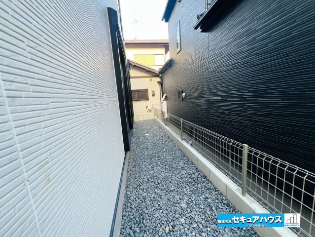 【本日ご案内可能】愛知郡東郷町御岳一丁目　全2棟の庭|【庭スペース】
◆1号棟との間のスペースに自転車などを置くことができます。　　　　　　　　　　　　　　　　　　　　　　　　　　　　　　　　　　　　　　　　　　　　　　　　　　　　　　　　　　　　　　　