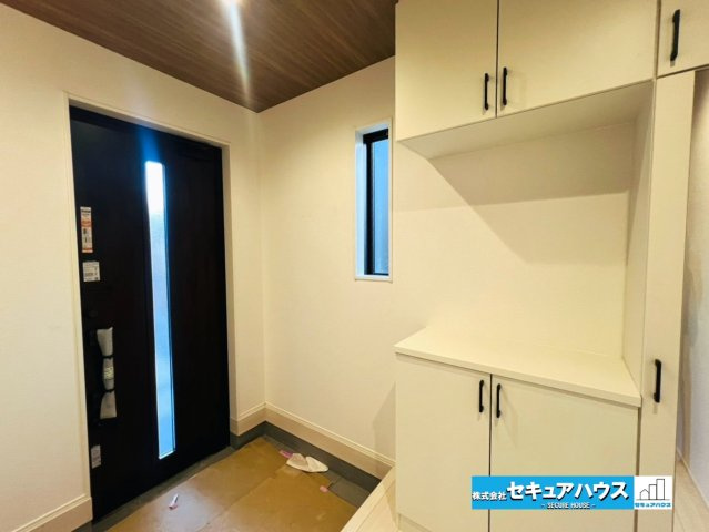 【本日ご案内可能】愛知郡東郷町御岳一丁目　全2棟の玄関|【玄関】
◆お家に出会う人々を迎える玄関だからこそ、広々清潔感あふれる空間にしたいものです。採光・通風にも配慮された設計で毎日明るい空間をキープします♪
◆ダブルロックキーで防犯面も安心です♪　　　　