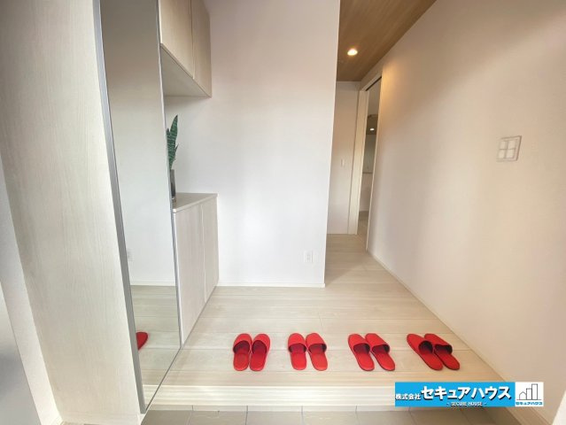 【同施工物件ご案内可能】愛知郡東郷町御岳一丁目　全2棟の玄関|【玄関イメージ】
◆お家に出会う人々を迎える玄関だからこそ、広々清潔感あふれる空間にしたいものです。採光・通風にも配慮された設計で毎日明るい空間をキープします♪