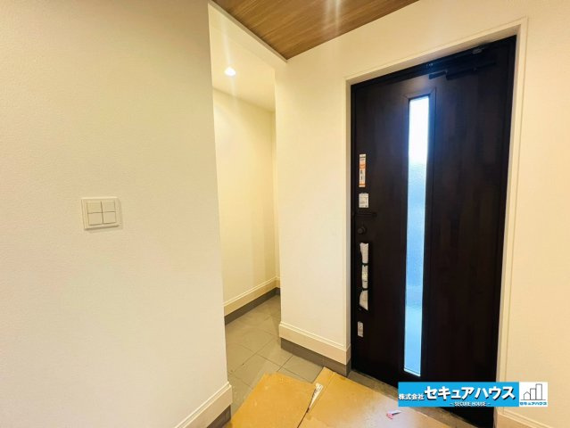 【本日ご案内可能】愛知郡東郷町御岳一丁目　全2棟の玄関|【シューズインクローゼット】
◆シューズボックスに合わせてシューズクローゼット付きの玄関です♪ベビーカーやゴルフバックなどの大きなお荷物も収納可能です◎　　　　　　　　　　　　　　　　　　　　　　　　