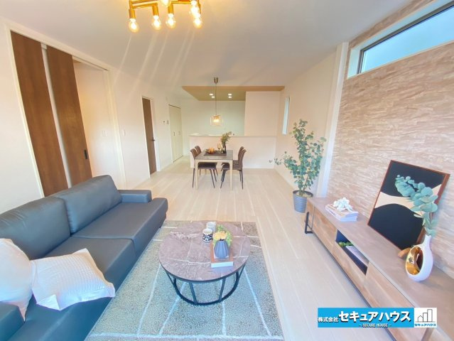 【同施工物件ご案内可能】愛知郡東郷町御岳一丁目　全2棟のその他|【LDKイメージ】
◆通学から帰宅し、リビングルームで会話を楽しむ子ども達。リビングから臨む景色は太陽色に染まり、解放感溢れゆったりとしたひと時を過ごすことが出来る素敵な空間です。