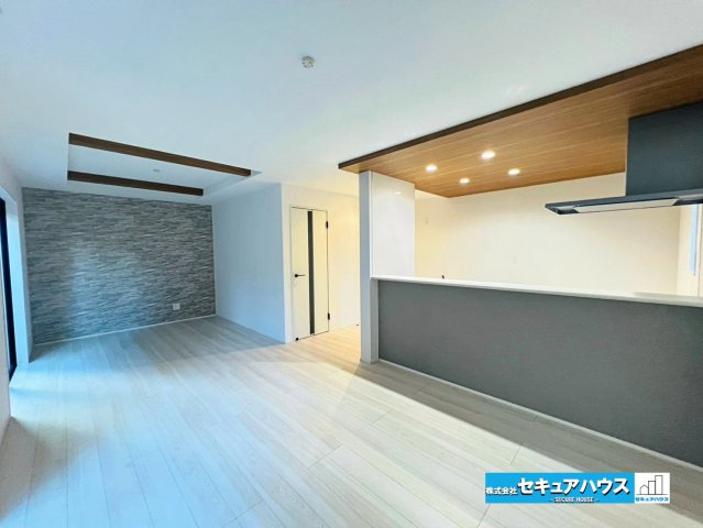 【本日ご案内可能】愛知郡東郷町御岳一丁目　全2棟の居間・リビング|【LDK18帖】
◆通学から帰宅し、リビングルームで会話を楽しむ子ども達。リビングから臨む景色は太陽色に染まり、解放感溢れゆったりとしたひと時を過ごすことが出来る素敵な空間です。　　　　　　　　　　　