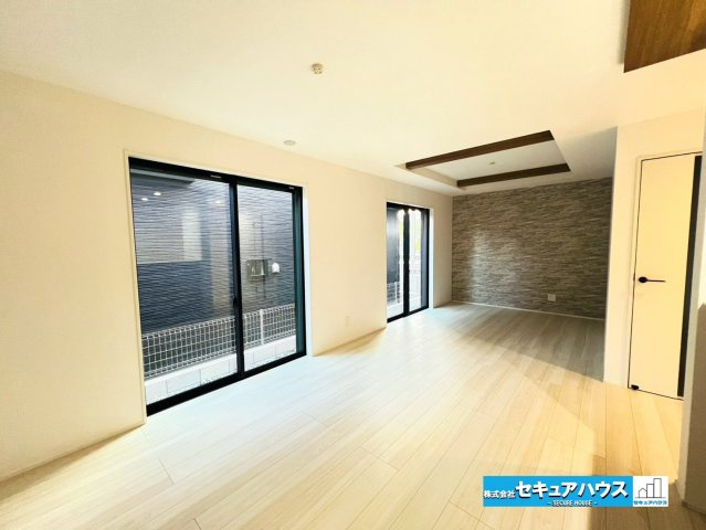 【本日ご案内可能】愛知郡東郷町御岳一丁目　全2棟の洋室|【LDK18帖別角度】
◆日当たりが良く温かい広々リビングは家族の団らんスペースになります。
◆アクセントクロスや折上天井によりお洒落な仕上がりです♪　　　　　　　　　　　　　　　　　　　　　　　　　