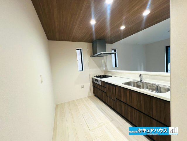 【本日ご案内可能】愛知郡東郷町御岳一丁目　全2棟のキッチン|【キッチンスペース】
◆広々としたキッチンスペースのため家族で並んで料理できます。
◆キッチンの窓は熱気や匂いを逃がす役割があります。
◆床下収納には飲み物やお米のストックなどをしまうことができます。
