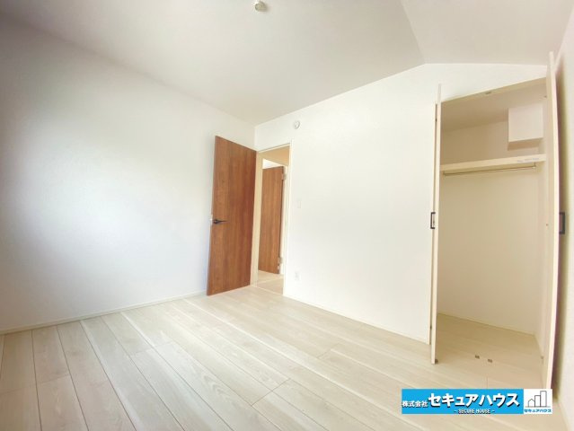 【同施工物件ご案内可能】愛知郡東郷町御岳一丁目　全2棟の内観：施工例|【洋室イメージ】
◆家族一人ひとりの大切なプライベート空間。趣味に合わせて使って頂けるようシンプルに仕上げてあります。暮らし心地を大きく左右する収納を、適材適所に配置し使い勝手を考慮しました。　