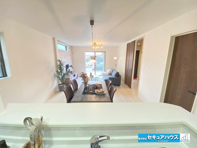 【同施工物件ご案内可能】愛知郡東郷町御岳一丁目　全2棟の内観：施工例|【キッチンから見たリビングの様子のイメージ】
◆対面式キッチンのためリビングで家族と会話をしながら料理をすることができます♪　　　　　　　　　　　　　　　　　　　　　　　　　　　　　　　　　　　　　　