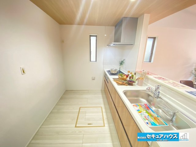 【同施工物件ご案内可能】愛知郡東郷町御岳一丁目　全2棟の内観：施工例|【キッチンスペース】
◆広々としたキッチンスペースのため家族で並んで料理できます。
◆キッチンの窓は熱気や匂いを逃がす役割があります。　　　　　　　　　　　　　　　　　　　　　　　　　　　　　　　　

