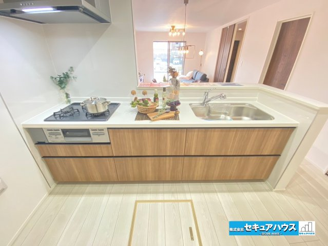 【同施工物件ご案内可能】愛知郡東郷町御岳一丁目　全2棟の内観：施工例|【キッチンイメージ】
◆同時にたくさんの料理が調理できる。「焼く・蒸す・煮る」の工程を同時進行で進めることができるので、料理を素早く作ることができます。育児でバタバタ忙しいママに嬉しい♪