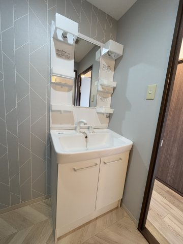 グランデール21の洗面所|バス・トイレ別仕様。室内洗濯機置場も完備した快適な水回り