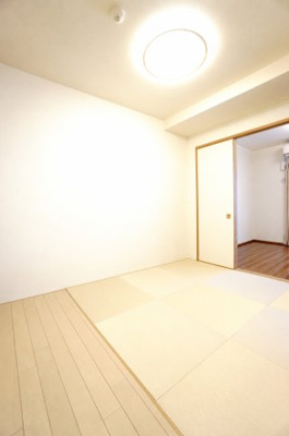 【和室】 | 【天空の13階×美邸】Belles呉中央ウォークスクエア | 【Japanese-style room】
リビングに隣接した和室。
冬はコタツを置いたり、優しい畳の感触は
赤ちゃんのお昼寝にもぴったり！
居室スペースとしてだけでなく、客間としても活用できます。
