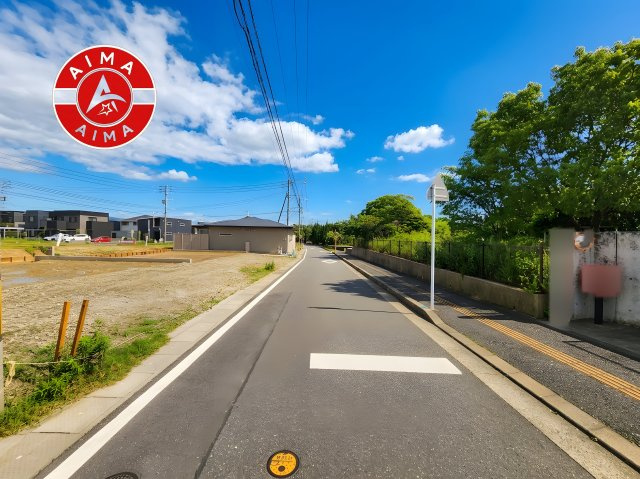 福岡市西区今津第16-3棟（59号棟）の前面道路含む現地写真|前面道路は閑静な住宅地をはしる車通りの少ない道路。お車の出し入れが苦手なママや小さなお子様にも安心ですね。しっかり舗装もされているので、ベビーカーや自転車で通っても快適に通行できます。