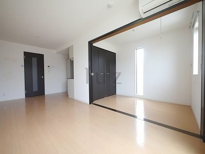 ヒルトップヨコハマの寝室|綺麗なフローリングのお部屋です。