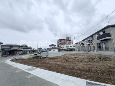【外観】 | 御殿場市北久原 3期 新築一戸建て 3号棟 | 現在建築中の外観画像です。ご内覧は同じメーカーの完成物件へご案内いたしますので、いつでもご相談ください！