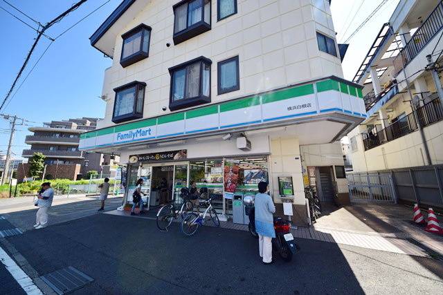 ファミリーマート横浜白根店 徒歩3分。コンビニ 230m